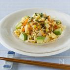 たまごとアボカドの洋風ラーメンサラダ