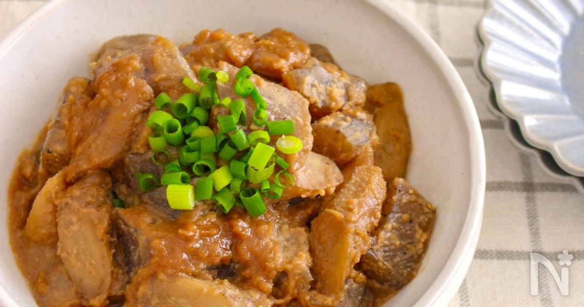 3ステップで簡単！ごぼうとこんにゃくの甘辛ごまだれ煮込み