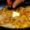 『コーンと豚バラの甘辛丼』夢中でかき込むうまさ。の工程6