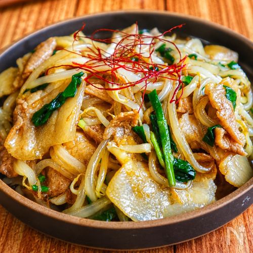 【豚バラニラもやしのオイスター炒め】ご飯が進むガッツリおかず