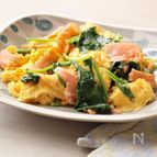 スモークサーモンとサラダほうれん草のごちそうオムレツ