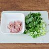 やみつきになる！鶏肉と小松菜のオイマヨチャーハンの工程1