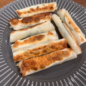 surgの作ってみた!投稿(ふふおつまみ♡【餃子の皮でチーズと紫蘇くるくる】)