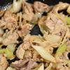 【豚こまと長ネギの塩だれ丼】ごはんが進む簡単どんぶり!の工程2