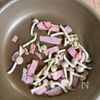 別茹で不要◎ワンパン【ベーコンとしめじのにんにく醤油パスタ】の工程1