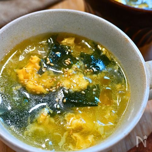 鍋ひとつ♪鶏ガラスープで簡単！玉ねぎとわかめの卵スープ