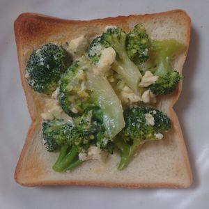 オレンジの作ってみた!投稿(クリチ＆醤油が旨い☆ブロッコリーのクリームチーズトースト)