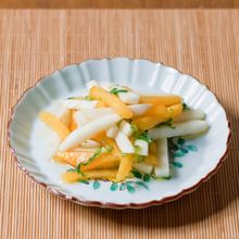自然な甘み!柿とかぶの和風サラダ