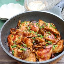 ワンパン10分！鶏むね肉ときのこの甘辛味噌炒め