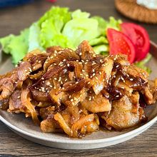 ごはんがすすむ！豚バラと玉ねぎの甘辛にんにく炒め