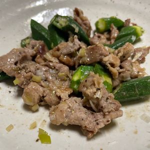 しょうこの作ってみた!投稿(【豚こまとおくらのねぎ塩レモン炒め】ご飯が進む簡単おかず！)