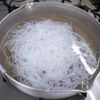 シャキシャキ食感が美味しい「糸こんにゃくとエノキのすき炒め」の工程1