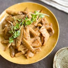 【豚肉とごぼうのマスタードマヨ和え】きんぴらをアレンジ!