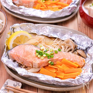 【鮭ときのこのホイル焼き】フライパンで♬包んで蒸すだけ！ | レシピサイトNadia
