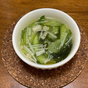 つくし🍄‍🟫の作ってみた!投稿(超簡単♪きゅうりとえのきの中華スープ)