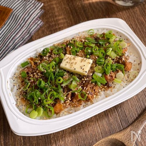 のせてチンするだけ♪「サバ缶のガーリックバターペッパー丼」