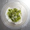 お手軽ごちそう♪バジル香るベーコンエッグ丼の下準備