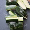 塩もみが決め手！裏技で絶品【ズッキーニのベーコン炒め】の工程1