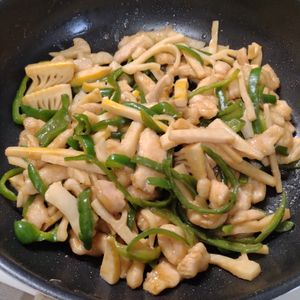 1212371の作ってみた!投稿(行列のできる中華屋さんの🍚ぷりぷり鶏もも肉の青椒肉絲😍)