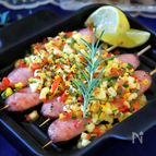 華やか【ジョンソンヴィルの彩り野菜とチーズのボート焼き】