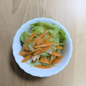 ゆいの作ってみた!投稿(【レタスとにんじんのサラダ】簡単ドレッシングでシンプルに♪)