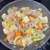 ご飯がすすむ！《豚バラとキャベツの味噌バター炒め》の工程3