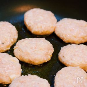 感動のふわふわ食感♡『えのきつくねのサッパリおろし煮』 | レシピ