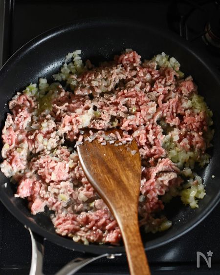 合いびき肉を加えて炒める