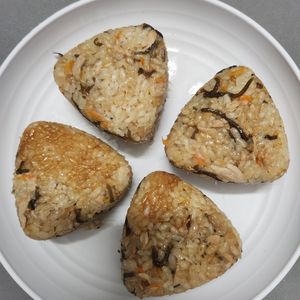 とももの作ってみた!投稿(炊飯器任せで簡単・子供も大好き♡ツナと塩昆布の炊き込みご飯)