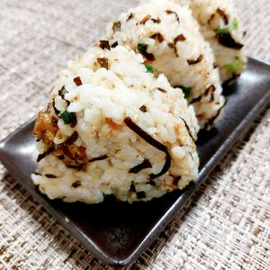 よっこの作ってみた!投稿(【我が家の最強おにぎり】
家にある材料でパパッと混ぜるだけ。)