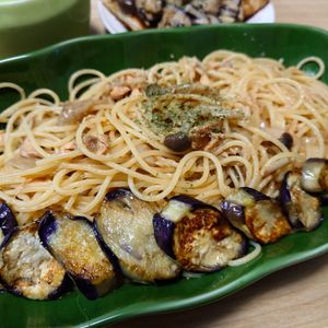 Yukkの作ってみた!投稿(バター×ポン酢で最高！塩鮭としめじのパスタ)
