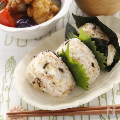 クリチと梅と塩昆布のおにぎり