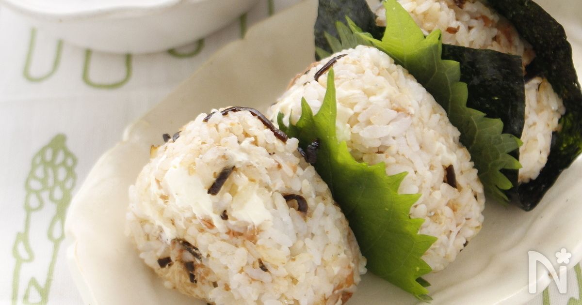 クリチと梅と塩昆布のおにぎり