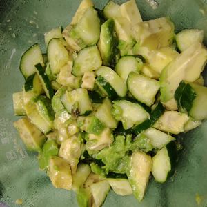 rantomoの作ってみた!投稿(切って混ぜるだけ！きゅうりとアボカドのわさび風味サラダ)