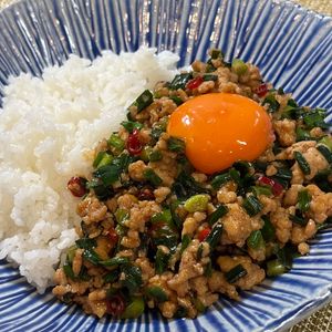 楽ラク手抜キッチン🐶🐾の作ってみた!投稿(しっとりコクうま♪【ニラたっぷり鶏そぼろ丼】)