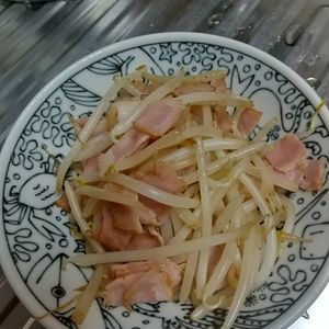 とまっちょ嫁の作ってみた!投稿(味付けこれだけ!さっと作れる!もやしとベーコンのソテー)