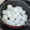 コロコロ転がすだけ!味付け2つ!【味しみ玉こん♪】の工程1