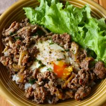 10分で完成！【ひき肉ときのこのロコモコ風丼】卵もワンパン◎