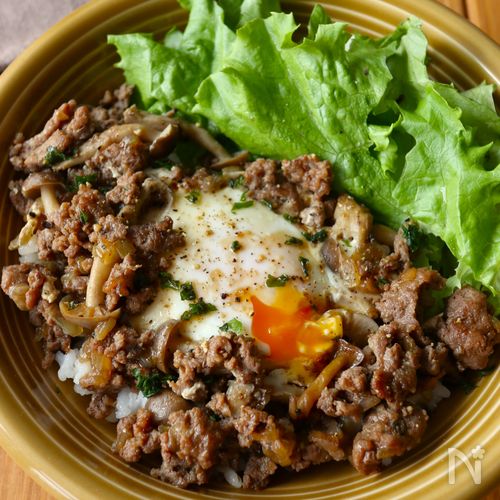 10分で完成!【ひき肉ときのこのロコモコ風丼】卵もワンパン◎