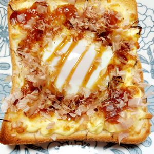 よっこの作ってみた!投稿(お好み焼き風めだまトースト)
