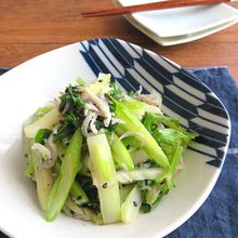 カルシウムたっぷり◎セロリとしらすのごま塩炒め