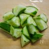 きゅうりと梅肉のクリームチーズ和えの下準備