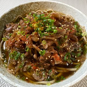 楽ラク手抜キッチン🐶🐾の作ってみた!投稿(甘めのつゆにガッツリお肉！【肉そば】年越しや節分にも◎)