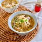 冷凍もやしと豚バラ肉のピリ辛スープ