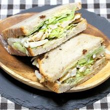 神戸屋さん円熟で「チキンと粒マスタードの分厚いサンドイッチ」