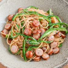 ささっと作れる！ソーセージとピーマンのチーズパスタ