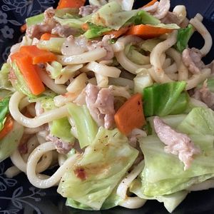すみれの作ってみた!投稿(豚肉とキャベツのおかかバター醤油うどん【#残り野菜】)