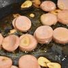 【魚肉ソーセージのガリバタ丼】ガツンと美味しい!の工程2