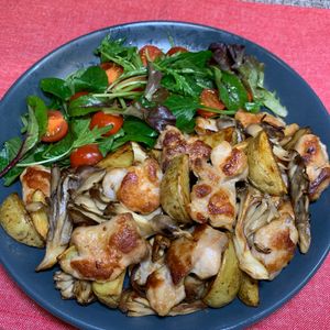 楽ラク手抜キッチン🐶🐾の作ってみた!投稿(柑橘香る・鶏と新じゃがと舞茸の照り焼き/トマトサラダ添え)