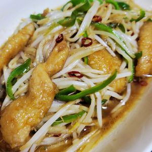 ヴェルの作ってみた!投稿(激安~激うま~🤩ありがとう😘もやし鶏皮ピーマンの甘辛炒め)